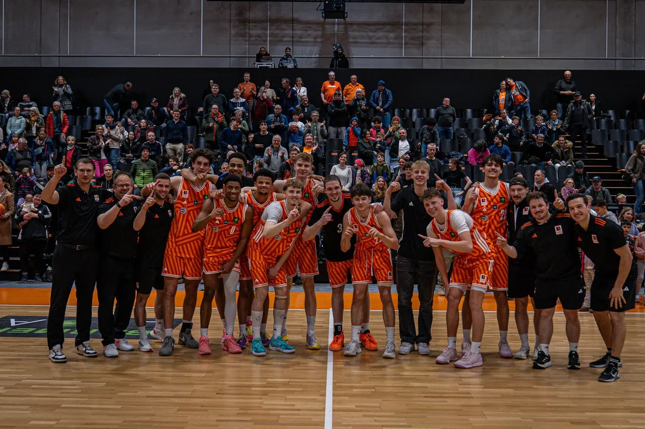 Felix Schenk mit der Mannschaft der OrangeAcademy Ulm auf dem Spielfeld